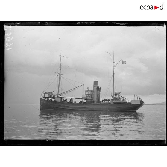 Salonique. Un chalutier au large. [légende d'origine]