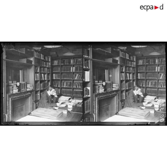 Paris, faculté de Lettres. Salle de lecture. [légende d'origine]