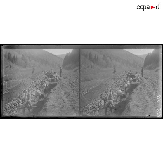 Rumbach. Alsace. Travailleurs sur la route de Rumbach à Mollau. [légende d'origine]