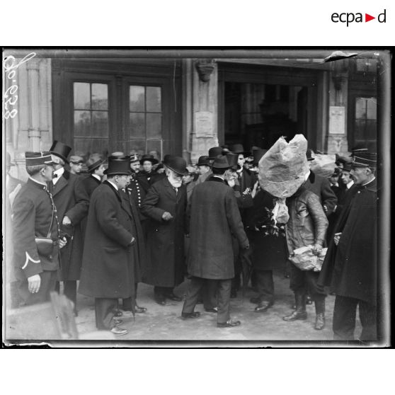 Orléans, sortie de la gare. [légende d'origine]