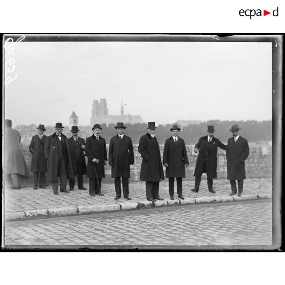Orléans, groupe de mission américain avec le préfet du Loiret et le député-maire d'Orléans. [légende d'origine]
