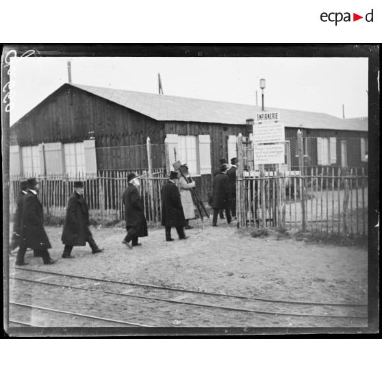 Orléans, visite d'une usine de munitions. [légende d'origine]