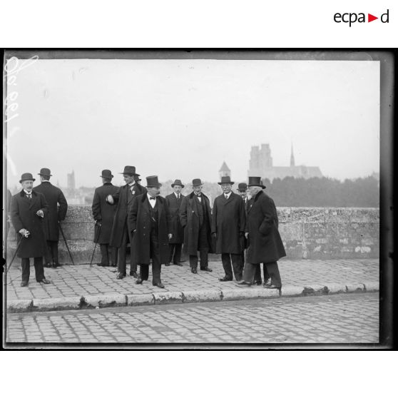 Orléans, groupe de mission avec le Préfet et le Maire. [légende d'origine]