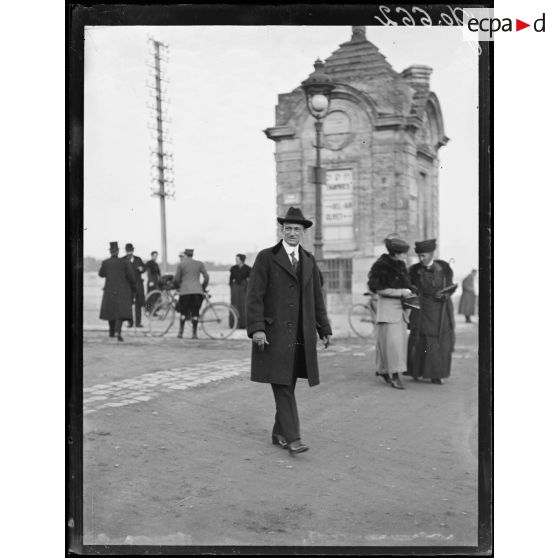 Orléans, portrait d'un membre de la mission américaine. [légende d'origine]