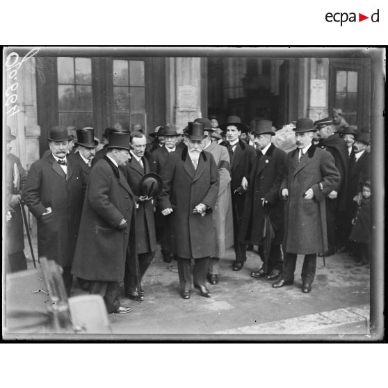 Orléans, groupe de la mission la gare ferroviaire. [légende d'origine]