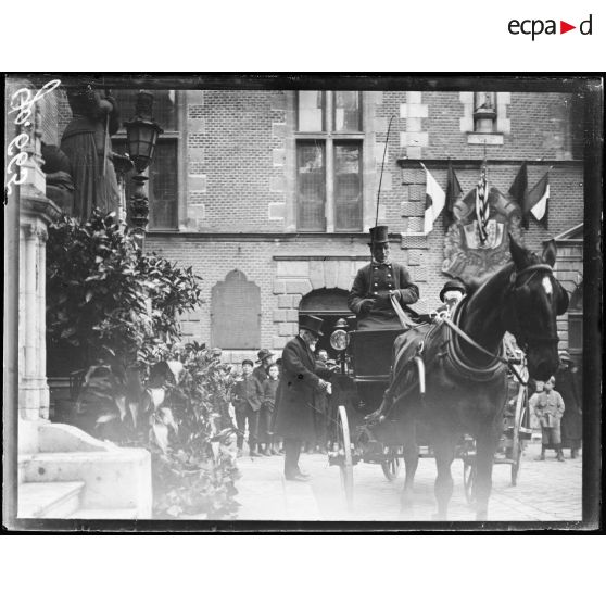 Orléans, arrivée à l'hôtel de ville. [légende d'origine]