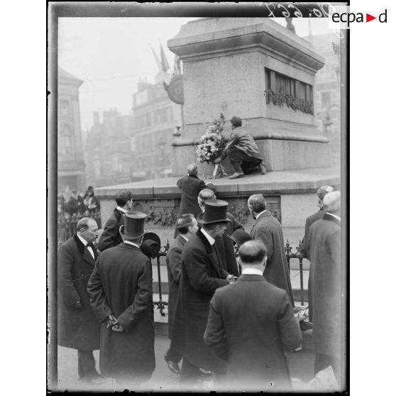 Orléans, la mission américaine devant la statue de Jeanne d'Arc. [légende d'origine]