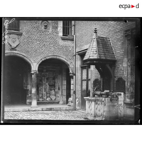 Orléans, la cour du musée Capidaire rue du Tabourg. [légende d'origine]