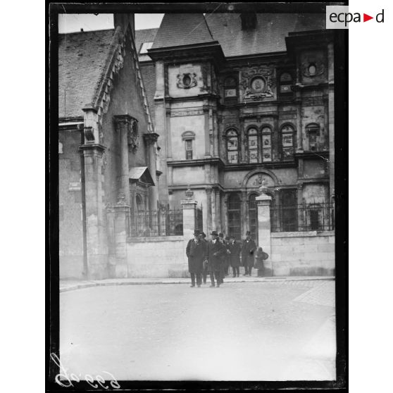 Orléans, mission américaine sortant du musée. [légende d'origine]