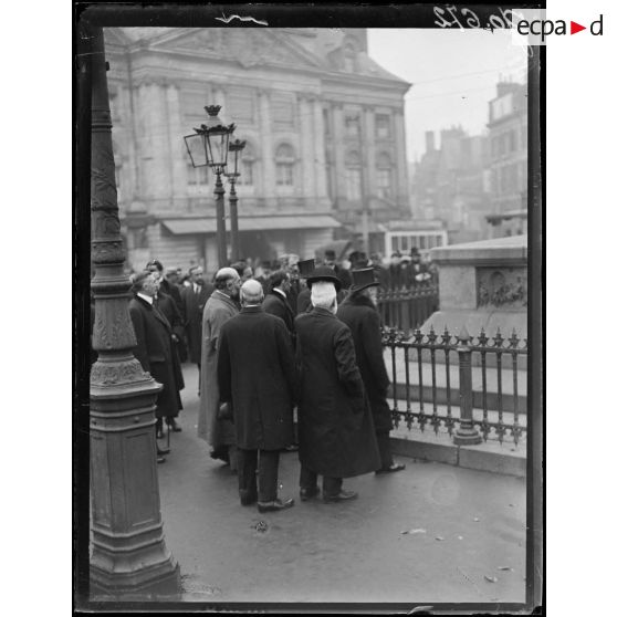 Orléans, la mission américaine saluant la statue de Jeanne d'Arc. [légende d'origine]