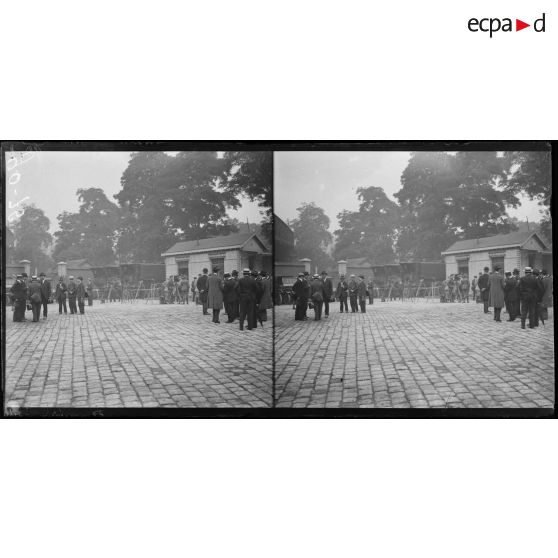 Paris, gare d'Austerlitz. En attendant l'arrivée d'un bataillon américain. [légende d'origine]