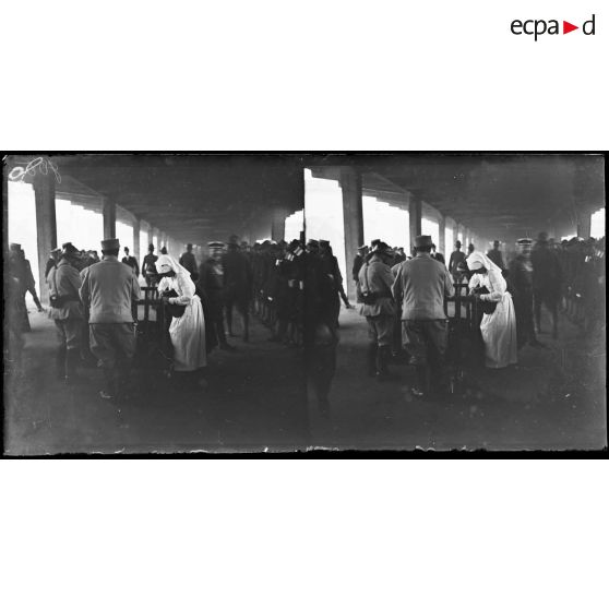 Paris, gare d'Austerlitz. Les soldats américains sur le quai. [légende d'origine]