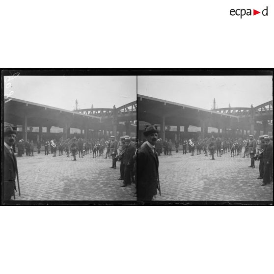 Paris, gare d'Austerlitz. La musique du bataillon américain. [légende d'origine]