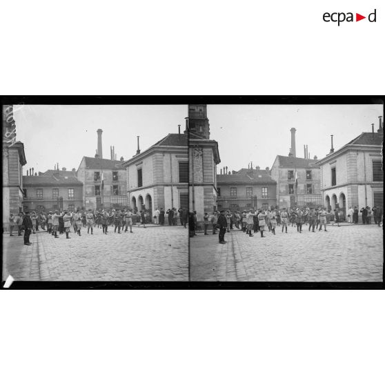 Paris, caserne de Reuilly. Arrivée d'un bataillon américain. [légende d'origine]