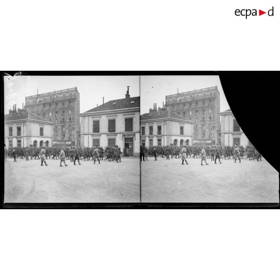 Paris, caserne de reuilly. Arrivée d'un bataillon américain. [légende d'origine]