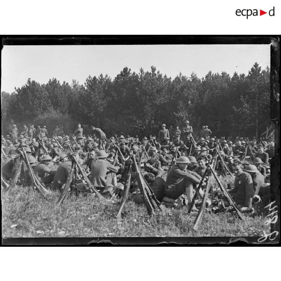 Delouze, près de Gondrecourt, l'armée américaine. Américains au repos. [légende d'origine]