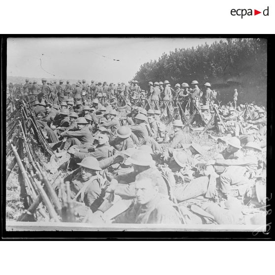 Delouze, près de Gondrecourt, l'armée américaine. Américains au repos. [légende d'origine]