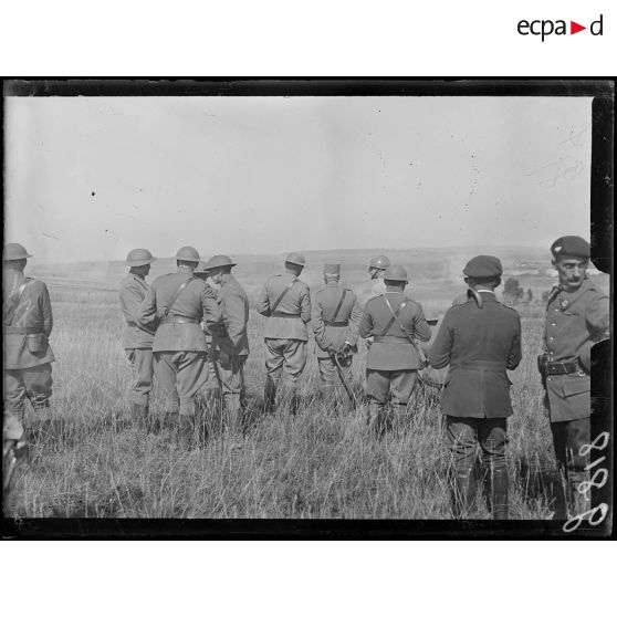 Delouze, près de Gondrecourt, l'armée américaine. Le général de Boissoudy montrant à un général américain les effets du tir. [légende d'origine]