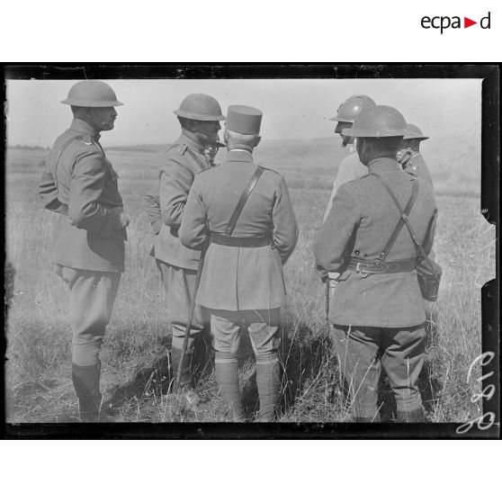 Delouze, près de Gondrecourt, l'armée américaine. Le général de Boissoudy montrant à un général américain les effets du tir. [légende d'origine]