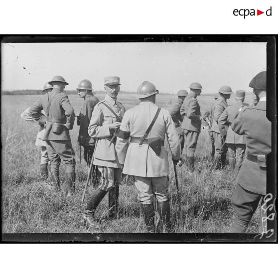 Delouze, près de Gondrecourt, l'armée américaine. Le général d'Armau de Pouydraguin. [légende d'origine]