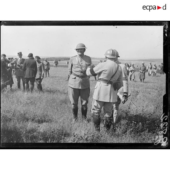 Delouze, près de Gondrecourt, l'armée américaine. Le général américain Sibert. [légende d'origine]