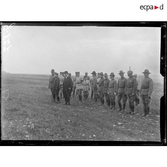 Delouze, le président de la République, M. Painlevé assistent au défilé des troupes américaines. [légende d'origine]