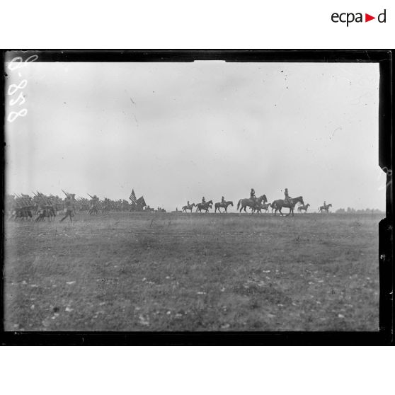 Delouze, le président de la République, M. Painlevé assistent au défilé des troupes américaines. [légende d'origine]