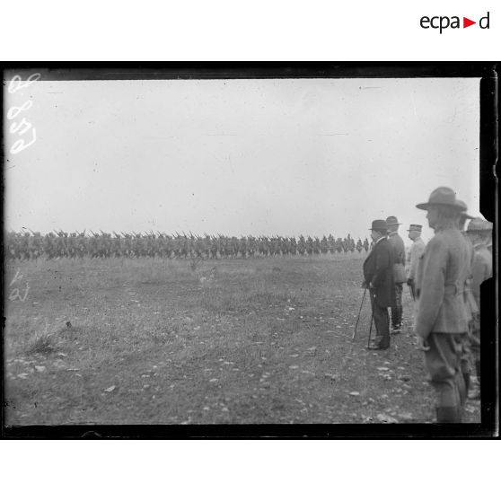 Delouze, le président de la République, M. Painlevé assistent au défilé des troupes américaines. [légende d'origine]