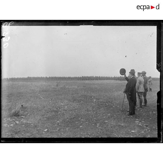 Delouze, le président de la République, M. Painlevé assistent au défilé des troupes américaines. [légende d'origine]