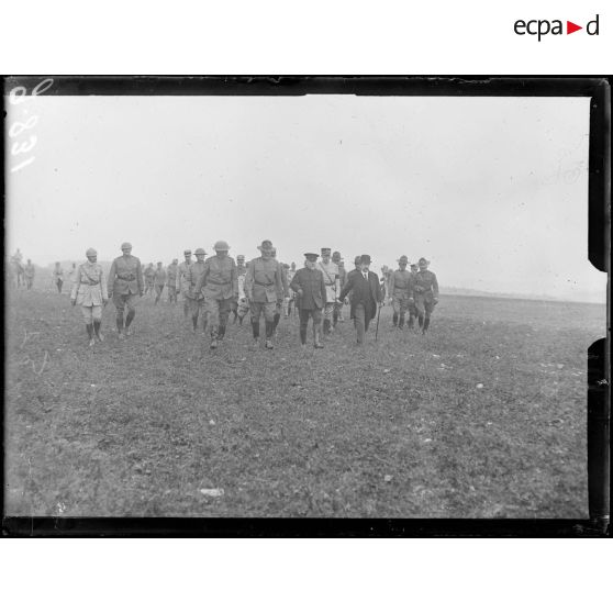 Delouze, revue des troupes américaines. M. Poincaré, M. Painlevé et le général Pershing assistent au défilé des troupes américaines. [légende d'origine]