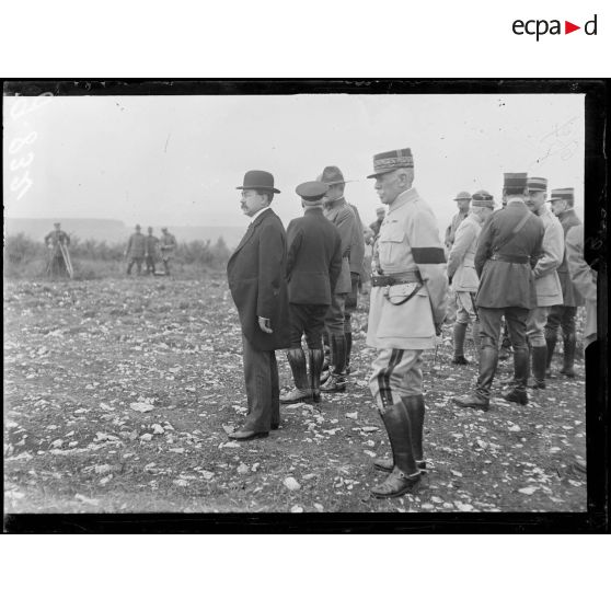 Delouze, revue des troupes américaines. M. Poincaré, M. Painlevé et le général Pershing assistent au défilé des troupes américaines. [légende d'origine]