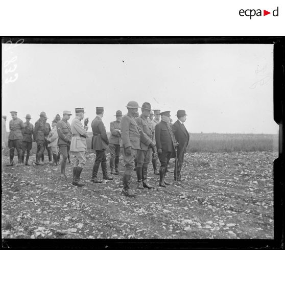 Delouze, revue des troupes américaines. M. Poincaré, M. Painlevé et le général Pershing assistent au défilé des troupes américaines. [légende d'origine]