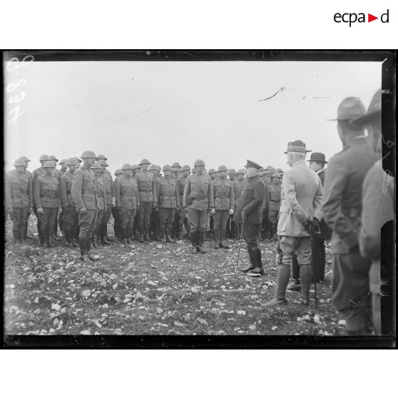 Delouze, le président de la République prononce un discours après la revue des troupes. [légende d'origine]