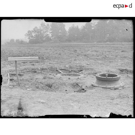 La Villeneuve, près de Fère-en-Tardenois (Aisne), plate forme destinée à supporter une pièce allemande de 88 de marine contre avions (pièce démolie par notre artillerie sur le camion qui l'emmenanait en position). [légende d'origine]