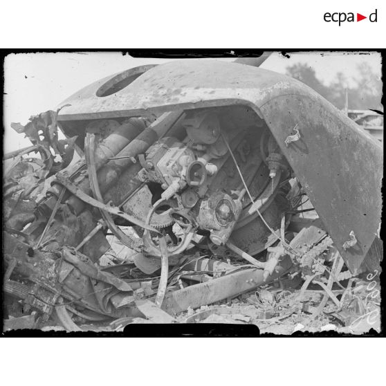 La Villeneuve, près de Fère-en-Tardenois (Aisne), plate forme destinée à supporter une pièce allemande de 88 de marine contre avions (pièce démolie par notre artillerie sur le camion qui l'emmenanait en position). Détail du montage et de la culasse. [légende d'origine]