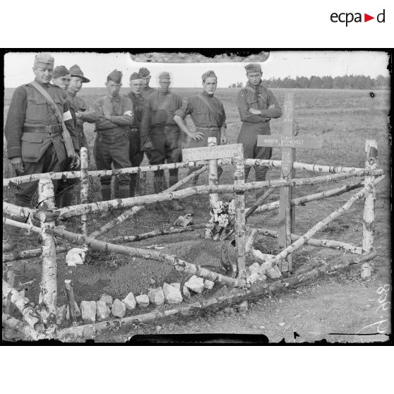 Près de Cierges (Aisne), tombe du premier lieutenant aviateur Quentin Roosevelt. [légende d'origine]