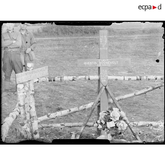 Près de Cierges, tombe du premier lieutenant aviateur Quentin Roosevelt. [légende d'origine]