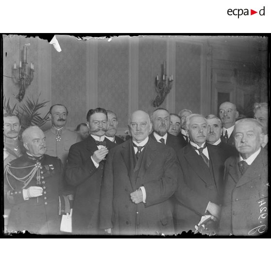 Paris, 16 rue Le Peletier, inauguration du foyer des volontaires d'Amérique Latine et d'Outremer. Au centre, M. Sharp, l'ambassadeur des Etats-Unis et de Nausteaux. [légende d'origine]