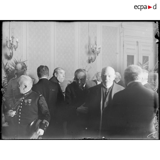 Paris, 16 rue Le Pelletier, les personnages officiels. [légende d'origine]