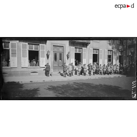 Gérardmer. Vosges. Le Prince Arthur Connaught et les généraux de Mitry et d'Anselme assistent à une revue. [légende d'origine]