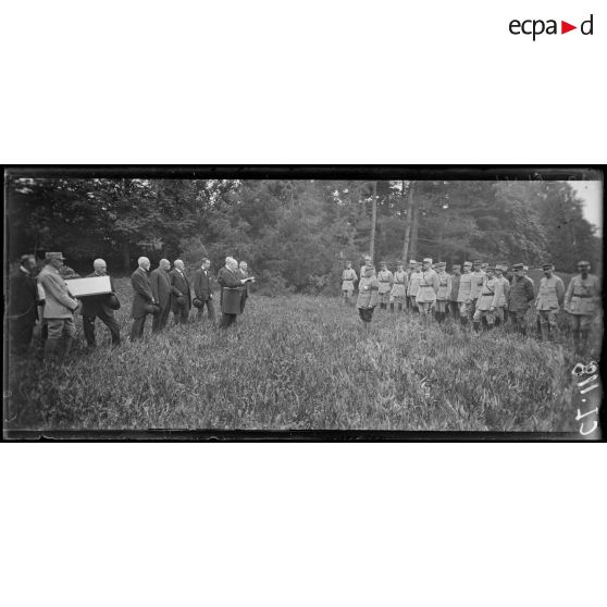 Mirecourt. Vosges. Le maire et une délégation de la municipalité de Sainte Afrique (Aveyron) remettent une épée d'honneur au général de Castelnau. [légende d'origine]