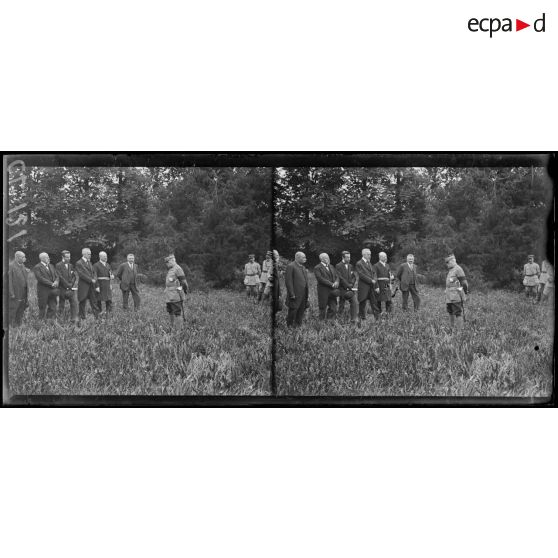 Mirecourt. Vosges. Le maire et une délégation de la municipalité de Sainte Afrique (Aveyron) remettent une épée d'honneur au général de Castelnau. [légende d'origine]