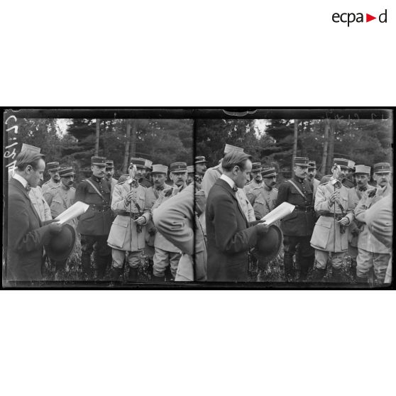 Mirecourt. Vosges. Le maire et une délégation de la municipalité de Sainte Afrique (Aveyron) remettent une épée d'honneur au général de Castelnau. Présentation de l'épée d'honneur au général. [légende d'origine]