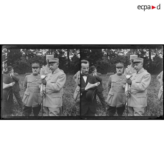 Mirecourt. Vosges. Le maire et une délégation de la municipalité de Sainte Afrique (Aveyron) remettent une épée d'honneur au général de Castelnau. Présentation de l'épée d'honneur au général. [légende d'origine]