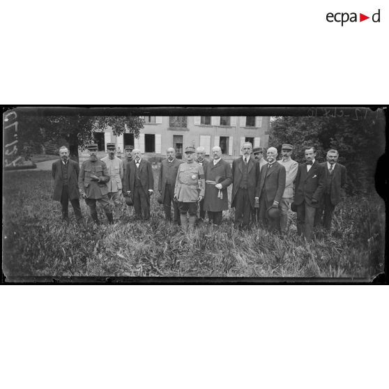 Mirecourt. Vosges. Le général de Castelnau reçoit une épée d'honneur que lui offrent les habitants de Sainte Afrique. [légende d'origine]