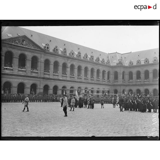 Paris, aux Invalides. Revue du bataillon américain. [légende d'origine]