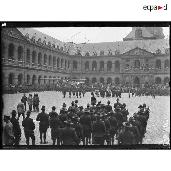 Paris, aux Invalides. Revue du bataillon américain. La musique américaine. [légende d'origine]