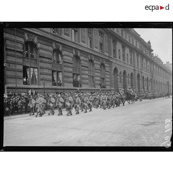 Paris, rue de Rivoli. Le défilé du bataillon américain. [légende d'origine]