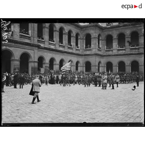 Paris, aux Invalides. revue du bataillon américain. Le drapeau américain. [légende d'origine]