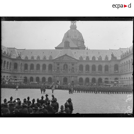 Paris, aux Invalides. Revue du bataillon américain. [légende d'origine]